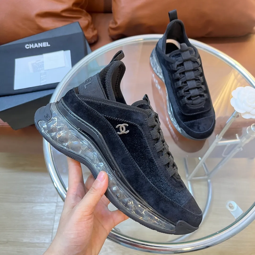 👟👟Ex-factory price 600👟👟 [Long-term supply of high-end versions] ⚠️Note: This model has many colors and the market has a complete range of colors. Welcome to consult ~ chanel Chanel Xiaoxiang casual sports shoes for couples and dad shoes for couples. The original version of the counter is 1:1, each color is accurately matched, and the internal standard is coded. ❣️Fabric material: original imported cow down + imported fabric, ❣️Inner material: imported breathable velvet, ❣️Outsole material: Original 1:1 mold opening, 3 layers of TPU ❣️Number of sizes: Women's 35-42 Men's 39-46 (Men's ➕10) Couple's version (with full set of high-end packaging)
